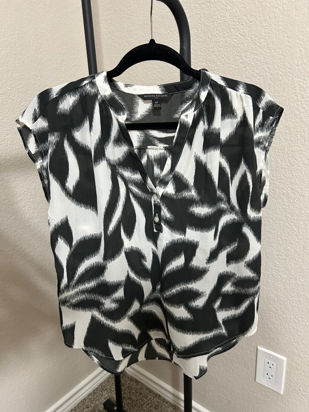 Banana Republic Black & White Abstract Cap Sleeve V-Neck Blouse
